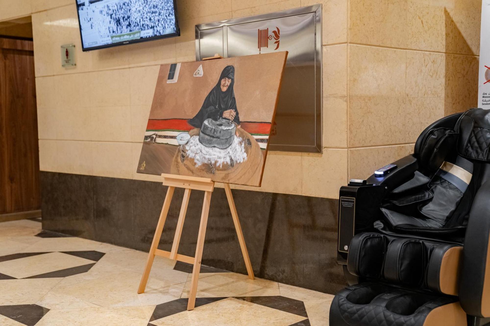 Emaar Grand Hotel La Meca Exterior foto A painting of a woman in traditional dress