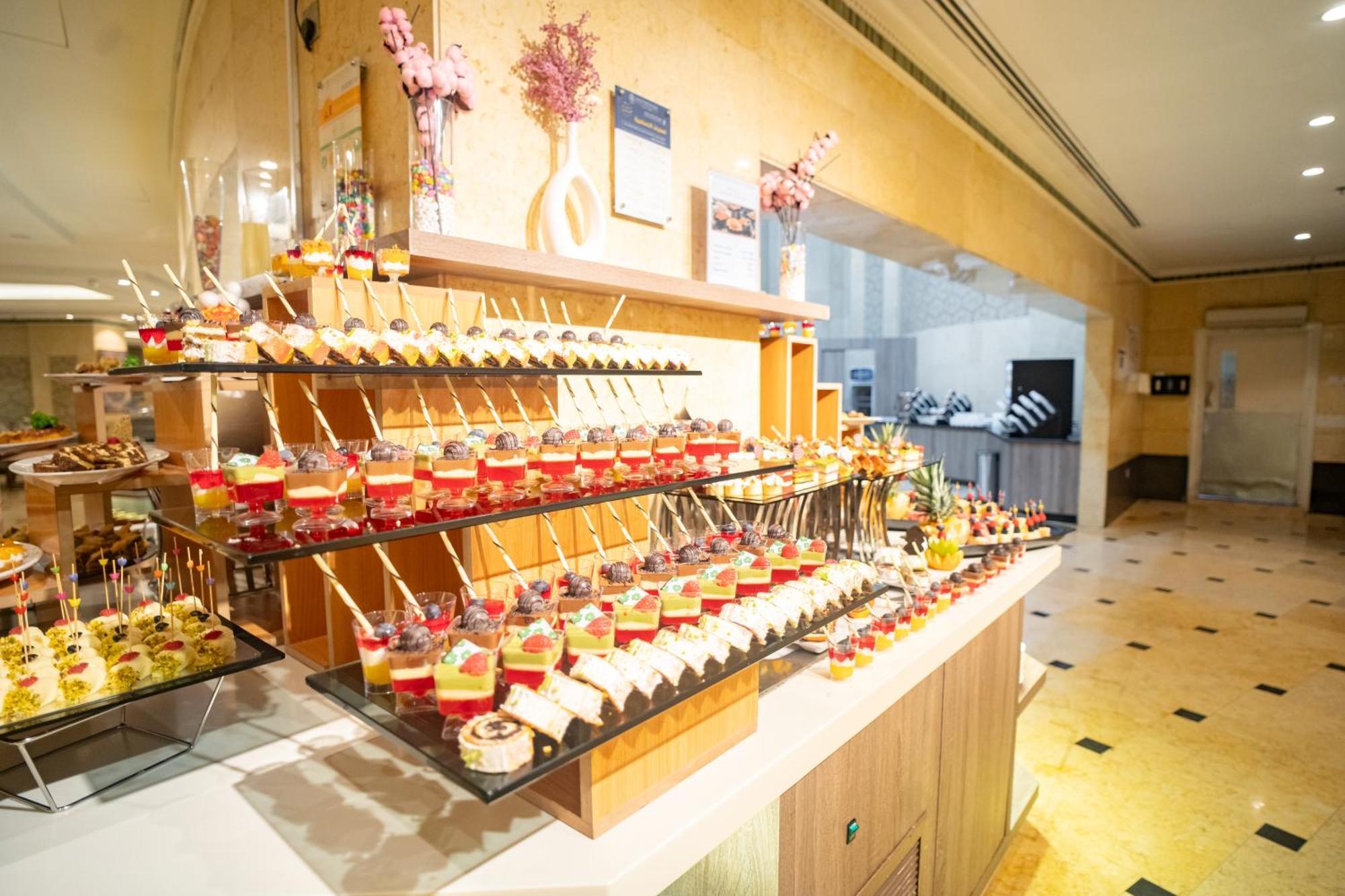 Emaar Grand Hotel La Meca Exterior foto A dessert buffet