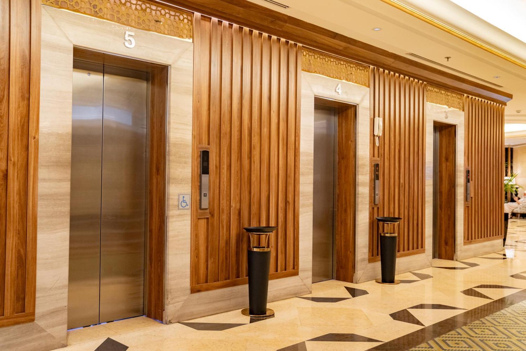 Emaar Grand Hotel La Meca Exterior foto Elevators at the Ritz-Carlton, Dubai