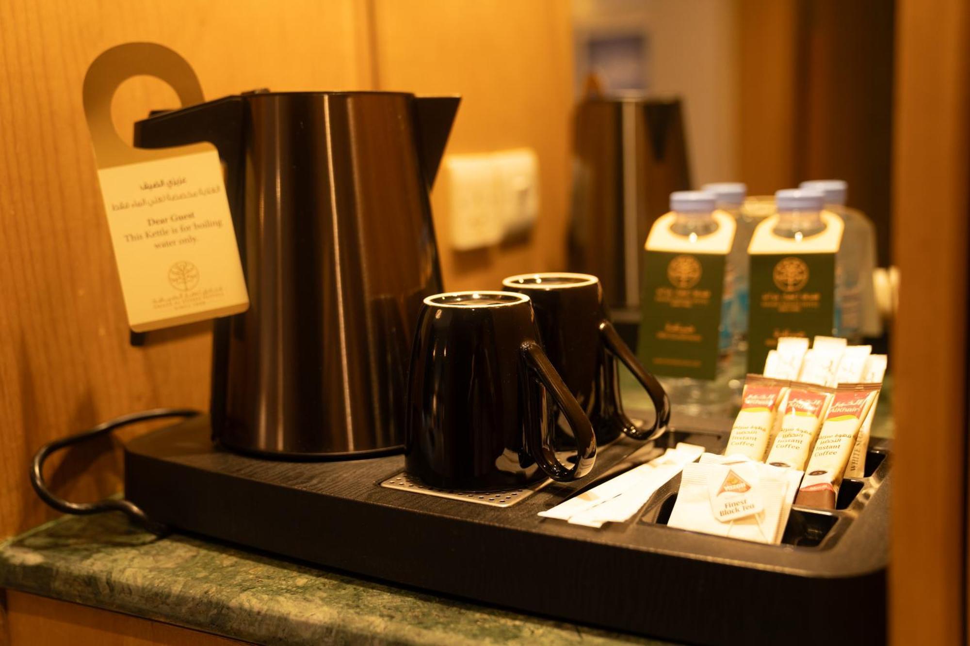 Emaar Grand Hotel La Meca Exterior foto A tea and coffee making facility in a hotel room